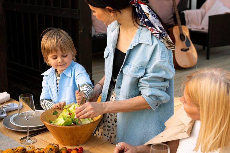یکی از راهکارهایی که باعث تشویق کودکان به غذا خوردن میشود، مشارکت آنها در تهیه غذا است.
